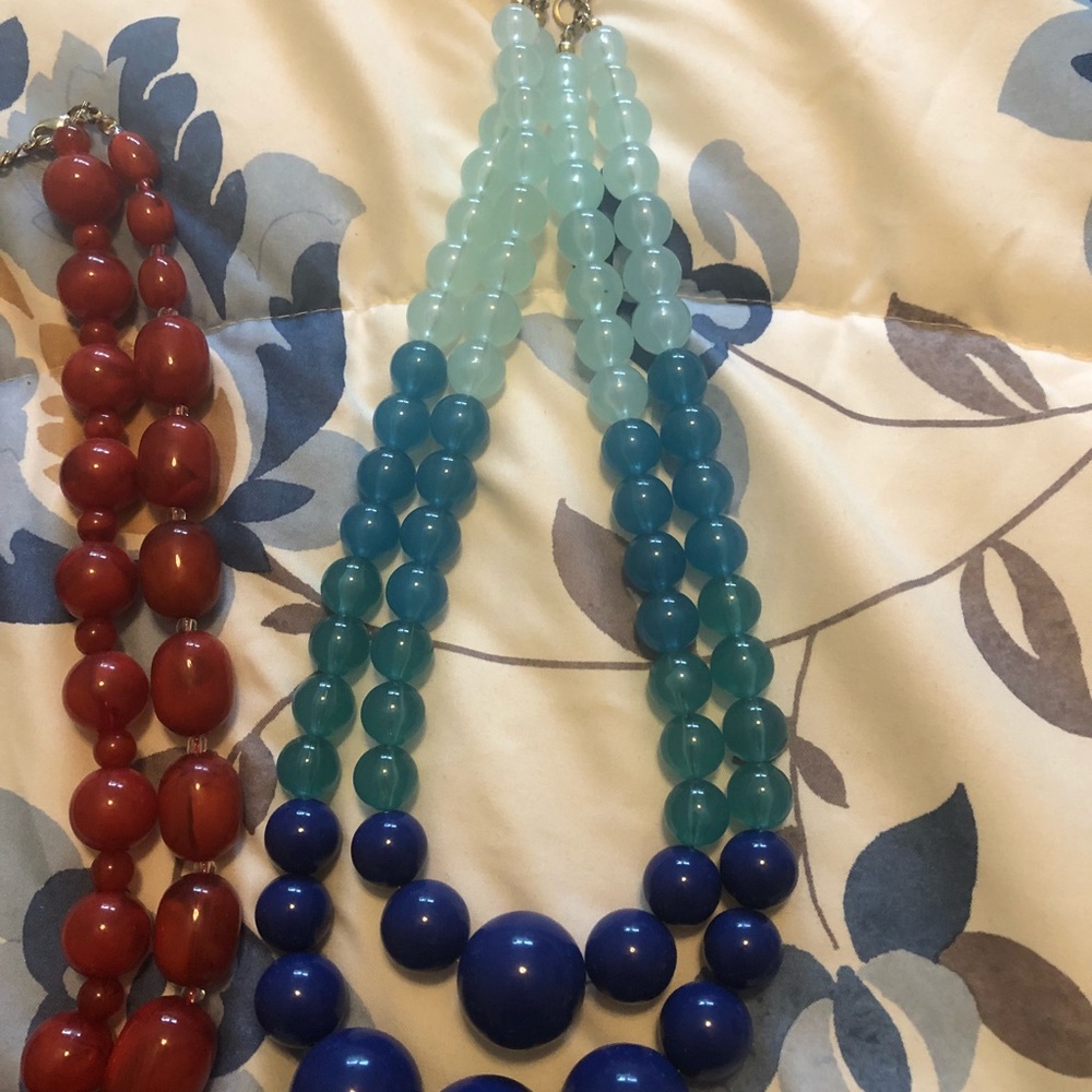 Set of three chunky necklaces- reds and blue - Picture 4 of 4